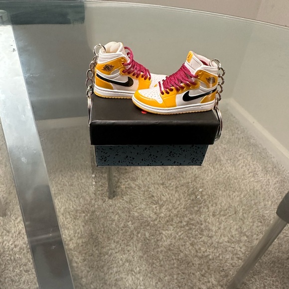 AIR JORDAN MINI KEY CHAINS - Picture 2 of 4